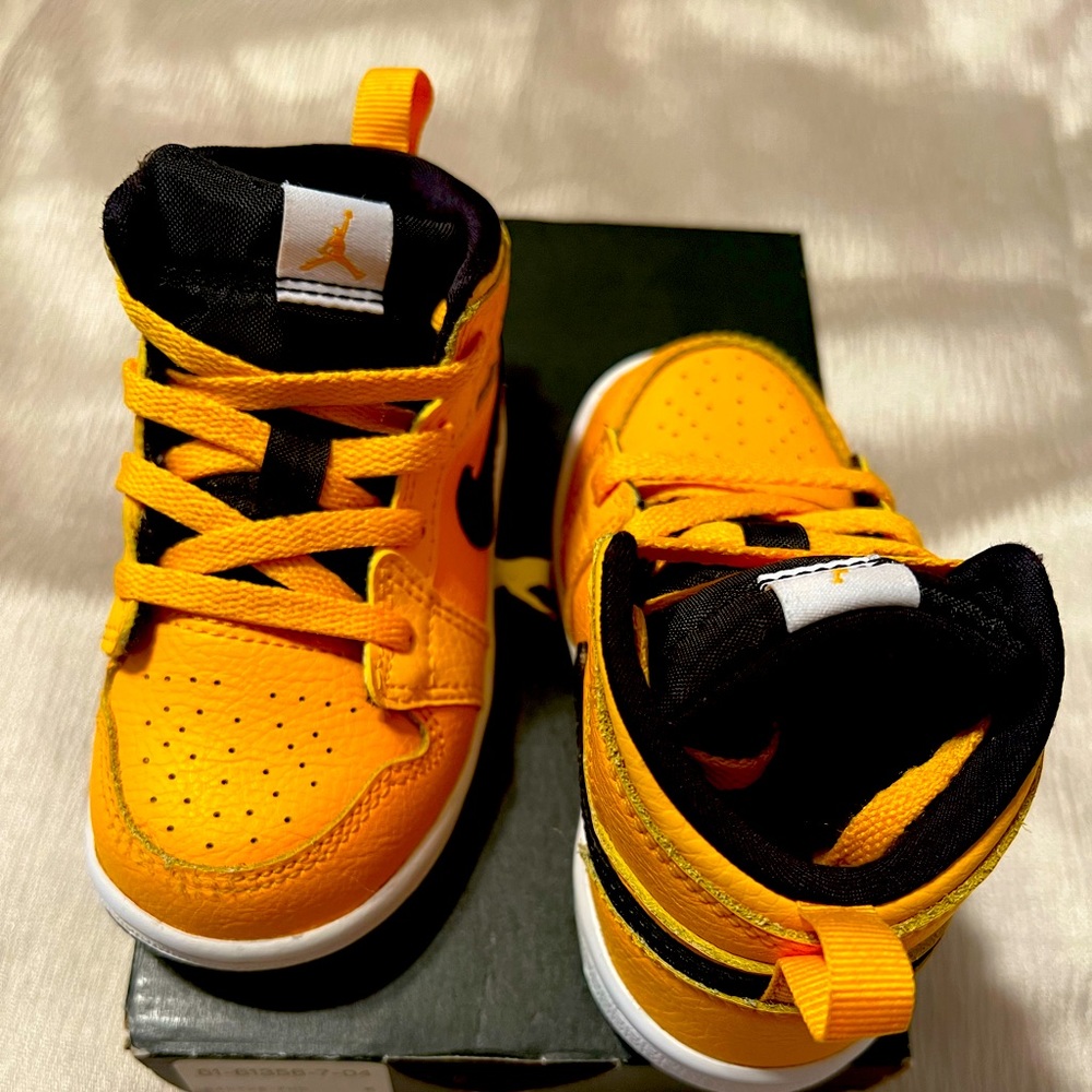 Jordan Retro 1 Yellow and Black Size 6 Toddler